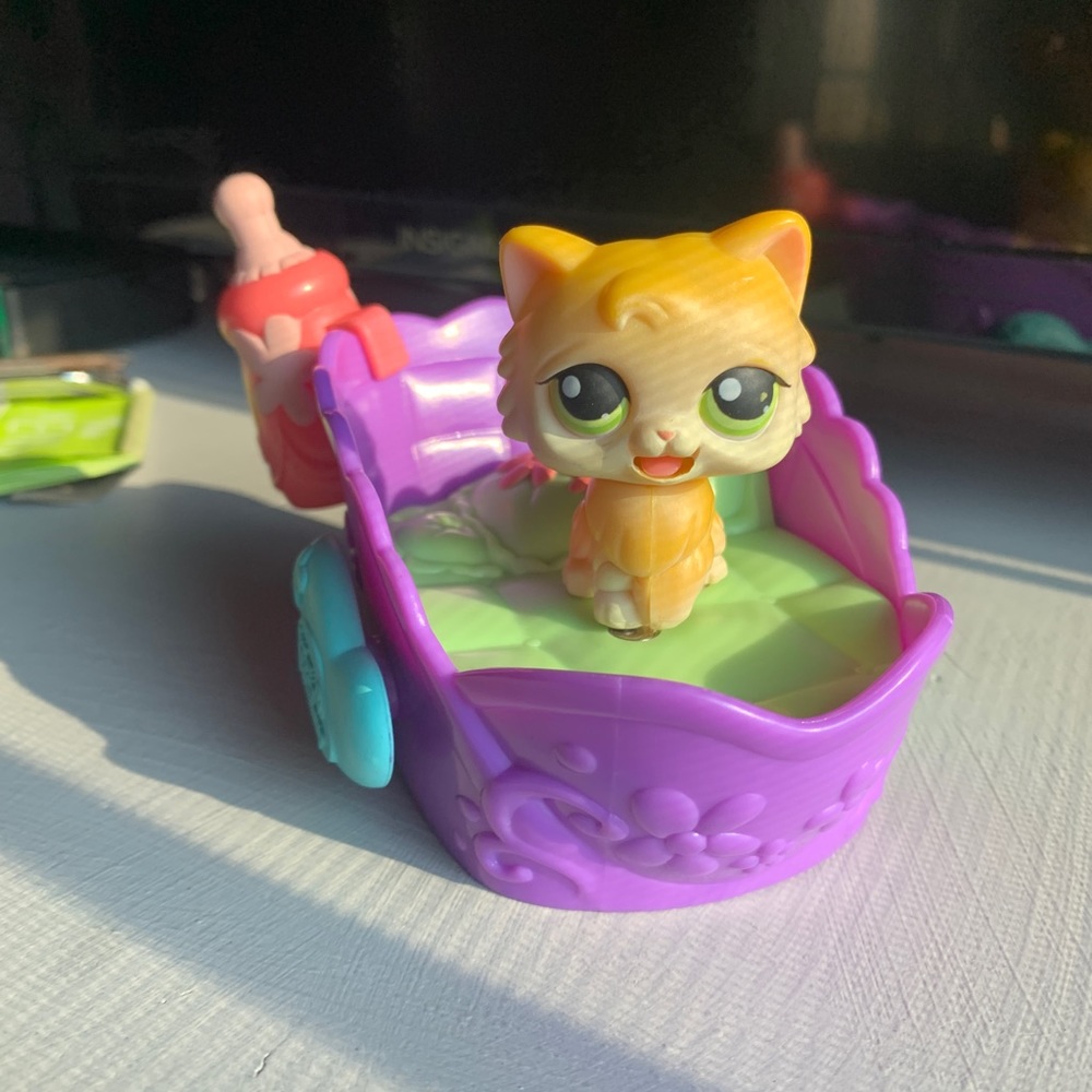 Littlest Pet Shop Cat licking bottle in bed 1st Gen.